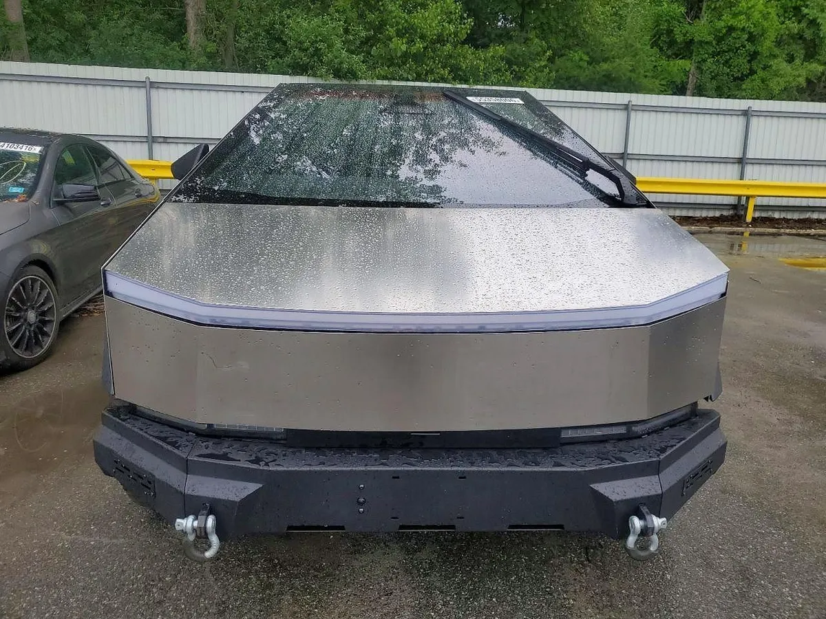 TESLA CYBERTRUCK 2024