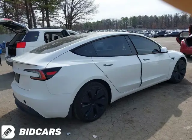 TESLA MODEL 3 2024