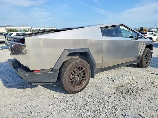TESLA CYBERTRUCK 2024
