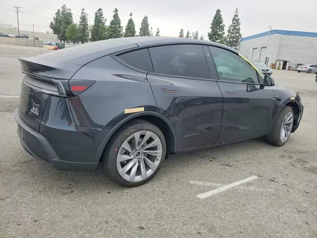 TESLA MODEL Y 2026