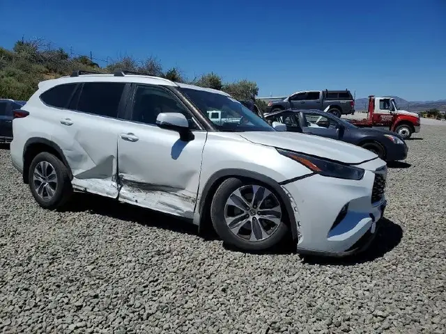 TOYOTA HIGHLANDER XLE 2023