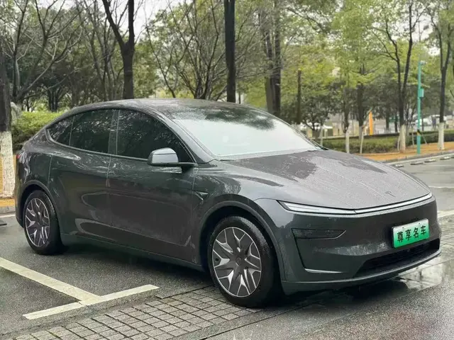 TESLA MODEL Y L 2025
