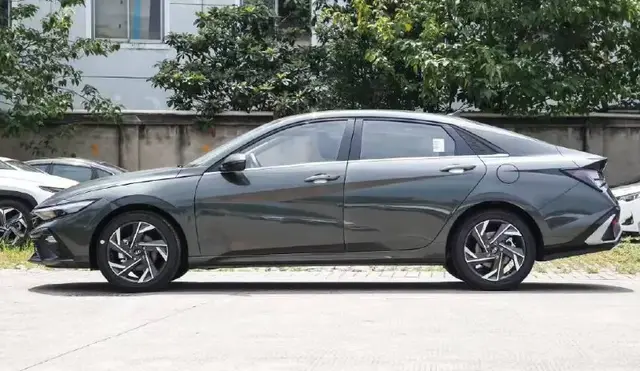 HYUNDAI ELANTRA 2025