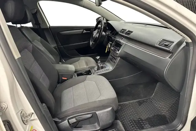 VOLKSWAGEN PASSAT 2011