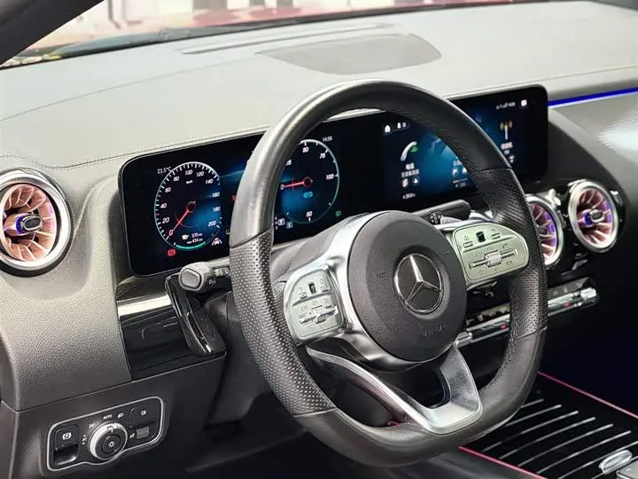 MERCEDES-BENZ EQA300 4MATIC 2024
