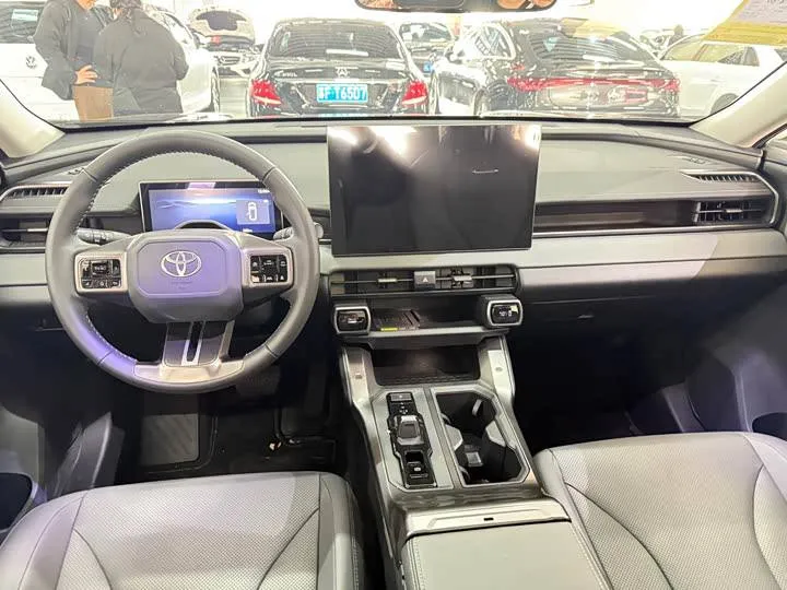 TOYOTA RAV4 LUXURY 2026