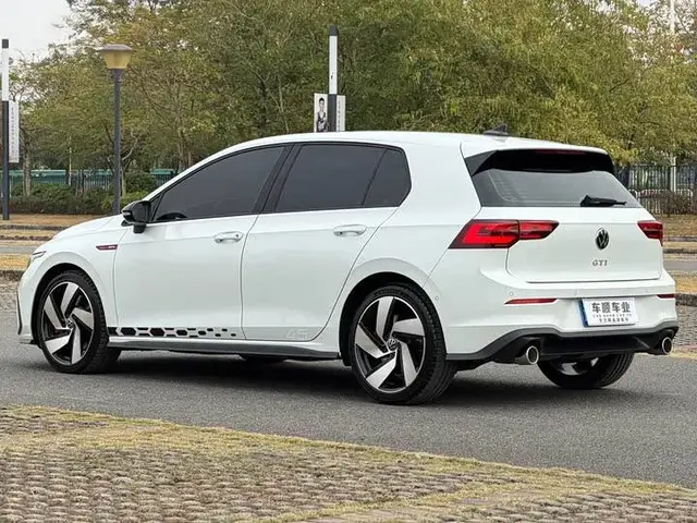 VOLKSWAGEN GOLF GTI 2023