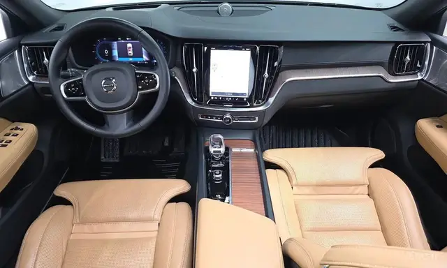 VOLVO V60 CROSS COUNTRY B5 2023