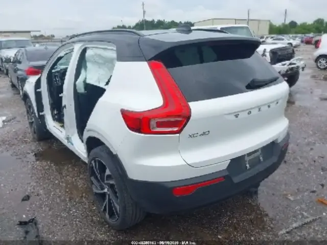 VOLVO XC40 T5 R-DESIGNE 2022