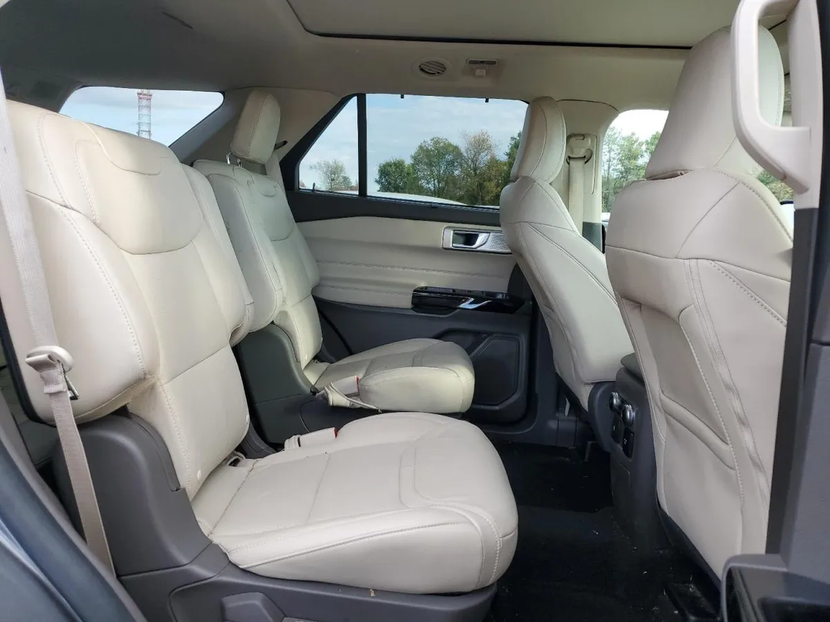 FORD EXPLORER PLATINUM 2023