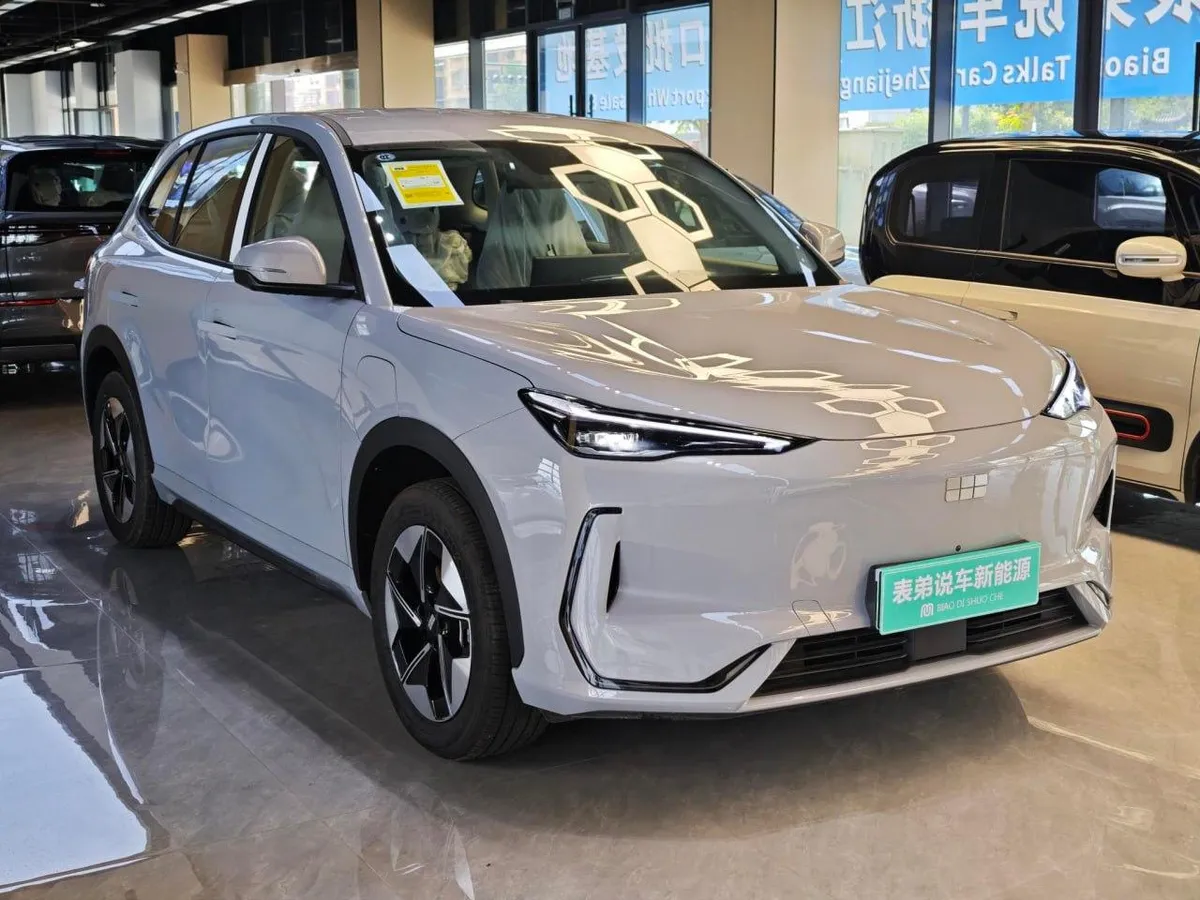 GEELY E5 STARTER EDITION ПРЕКРАСНЫЙ НАБОР НЕОБХОДИМЫХ ОПЦИЙ ДЛЯ УВЕРЕННОГО УПРАВЛЕНИЯ 2026