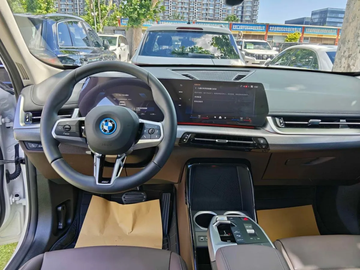 BMW IX1 2025