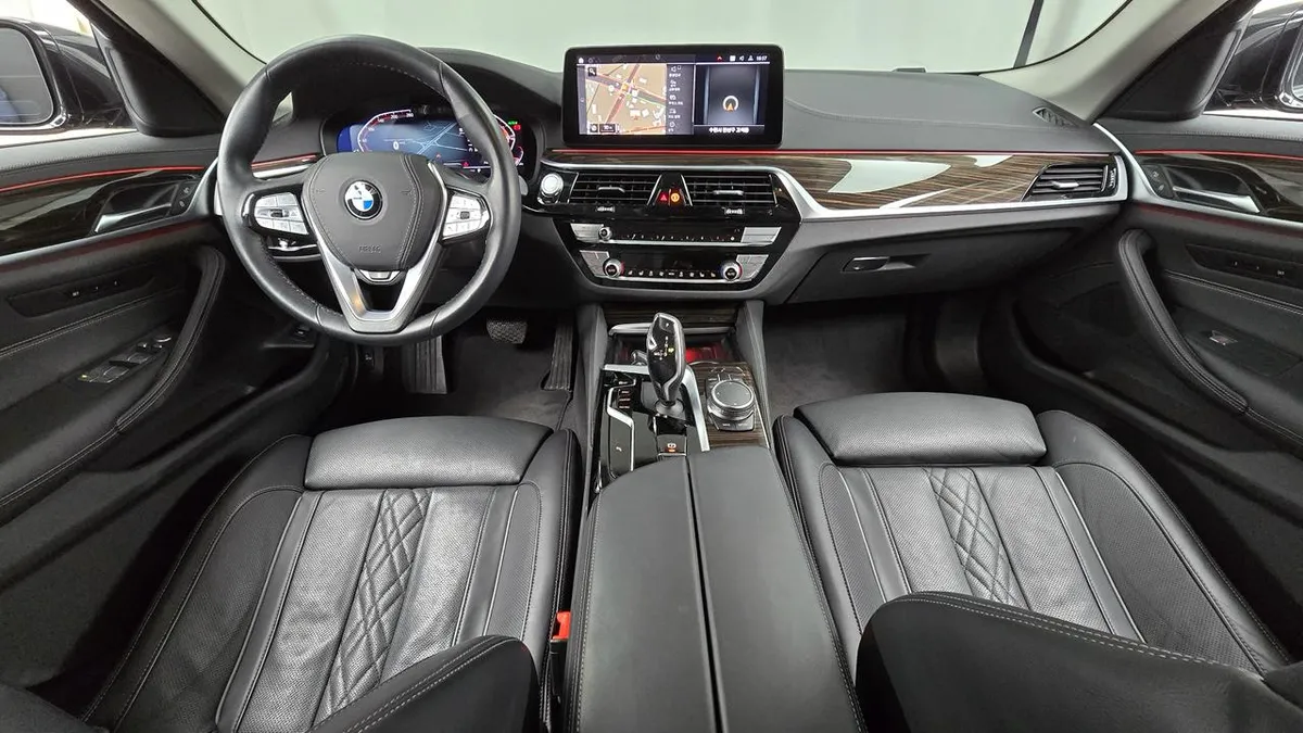 BMW 5 SERIES LUXURY LINE (ПРЕМИАЛЬНЫЕ МАТЕРИАЛЫ МАКСИМУМ ОПЦИЙ) 2022