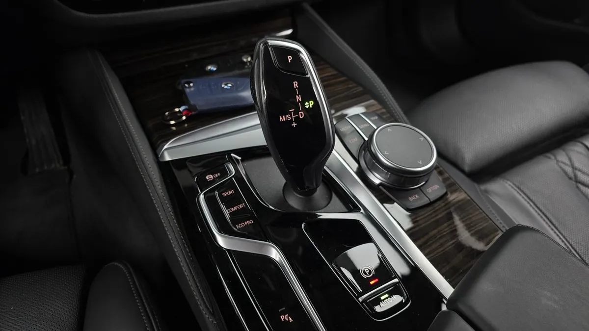 BMW 5 SERIES LUXURY LINE (ПРЕМИАЛЬНЫЕ МАТЕРИАЛЫ МАКСИМУМ ОПЦИЙ) 2022