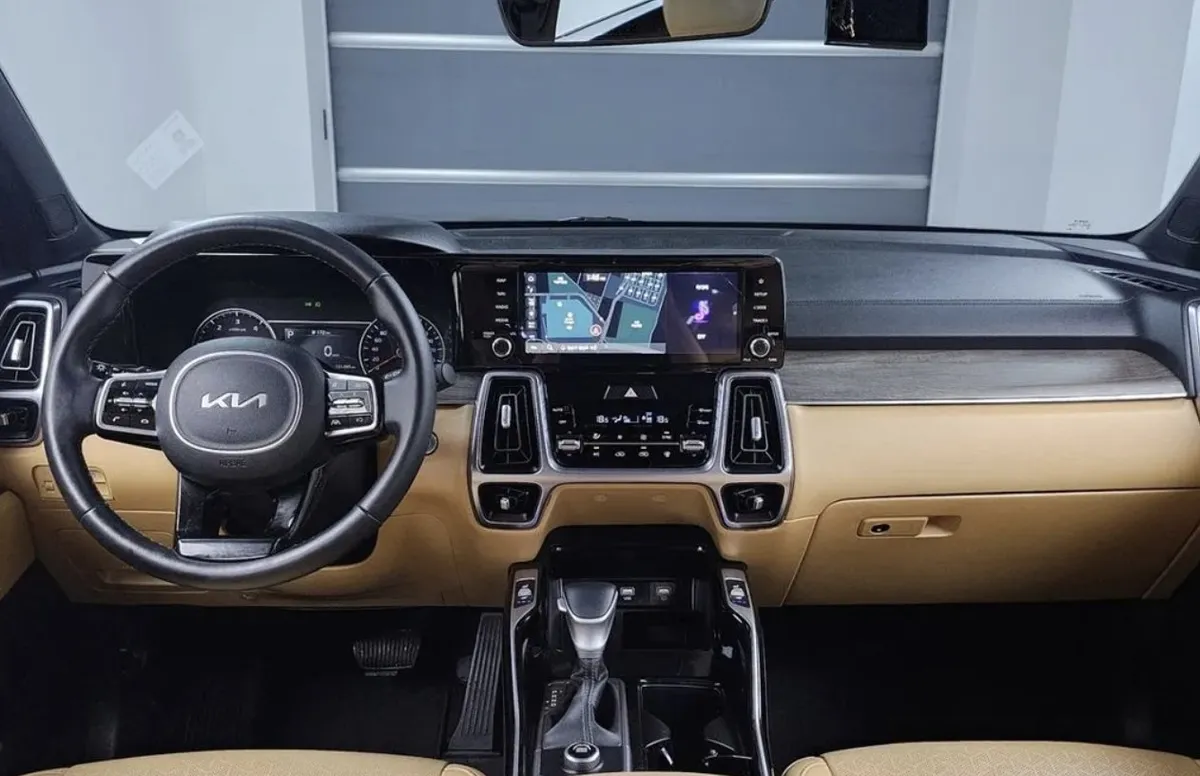 KIA SORENTO IV PRESTIGE (КОЖАНЫЙ САЛОН ЦИФРОВЫЕ ЭКРАНЫ АССИСТЕНТЫ ВОДИТЕЛЯ КЛИМАТ-КОНТРОЛЬ ВЕНТИЛЯЦИЯ И ПОДОГРЕВЫ С 2022