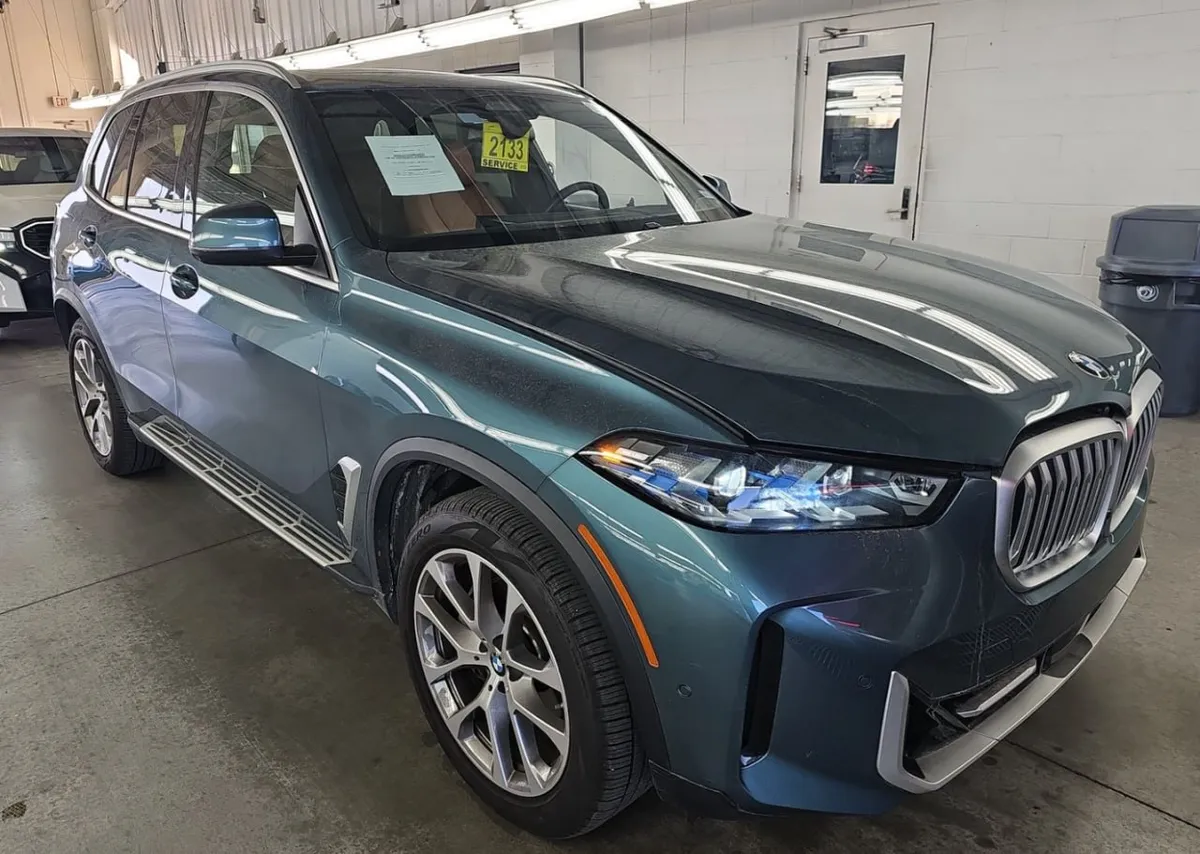 BMW X5 НЕВЕРОЯТНЫЙ ИЗУМРУДНО-СИНЕ-ЗЕЛЕНЫЙ КУЗОВ В СОЧЕТАНИИ СО СВЕТЛЫМ ХРОМОМ И ЗАВОДСКИМИ ПОДНОЖКАМИ 2024