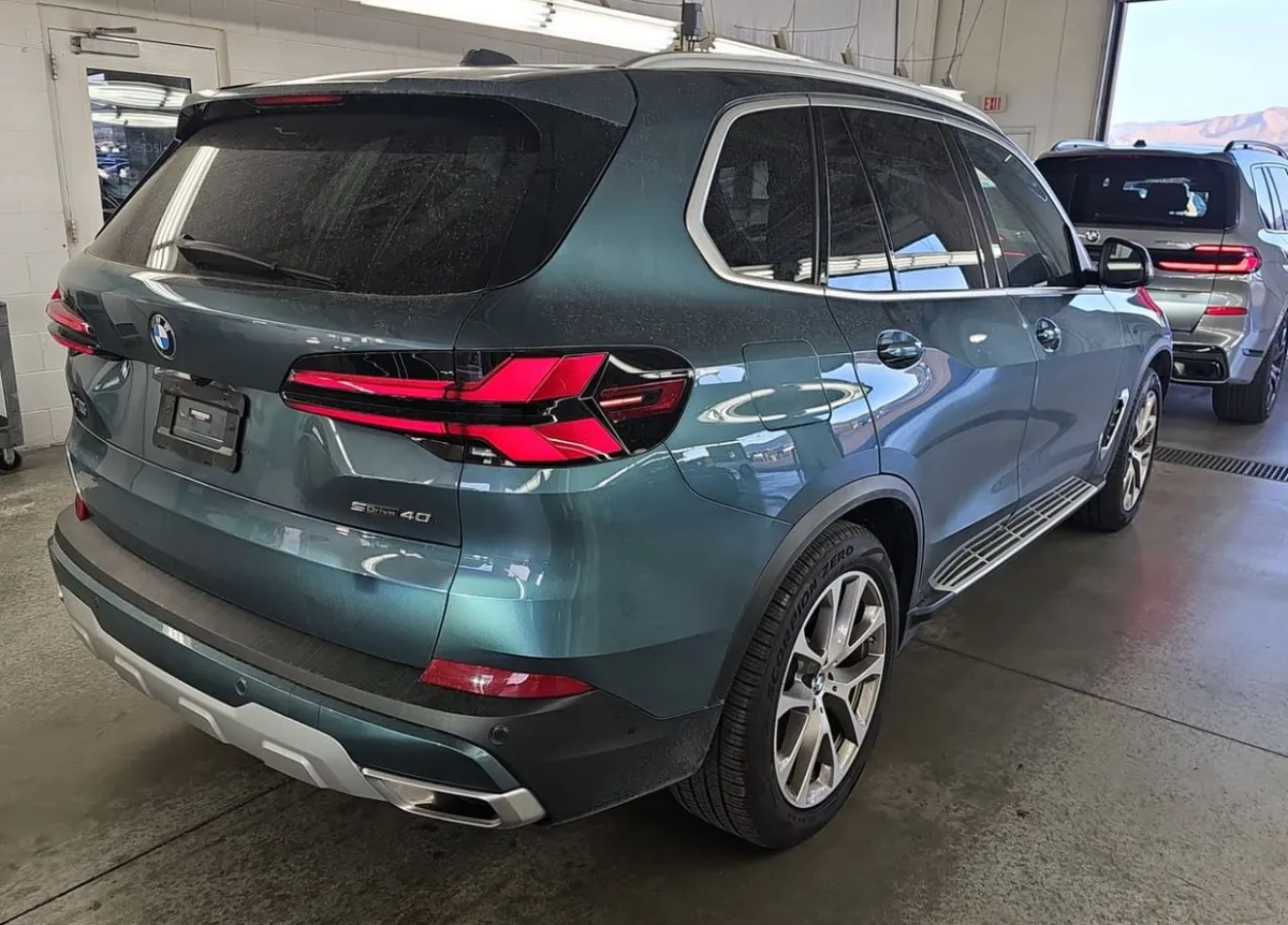 BMW X5 НЕВЕРОЯТНЫЙ ИЗУМРУДНО-СИНЕ-ЗЕЛЕНЫЙ КУЗОВ В СОЧЕТАНИИ СО СВЕТЛЫМ ХРОМОМ И ЗАВОДСКИМИ ПОДНОЖКАМИ 2024