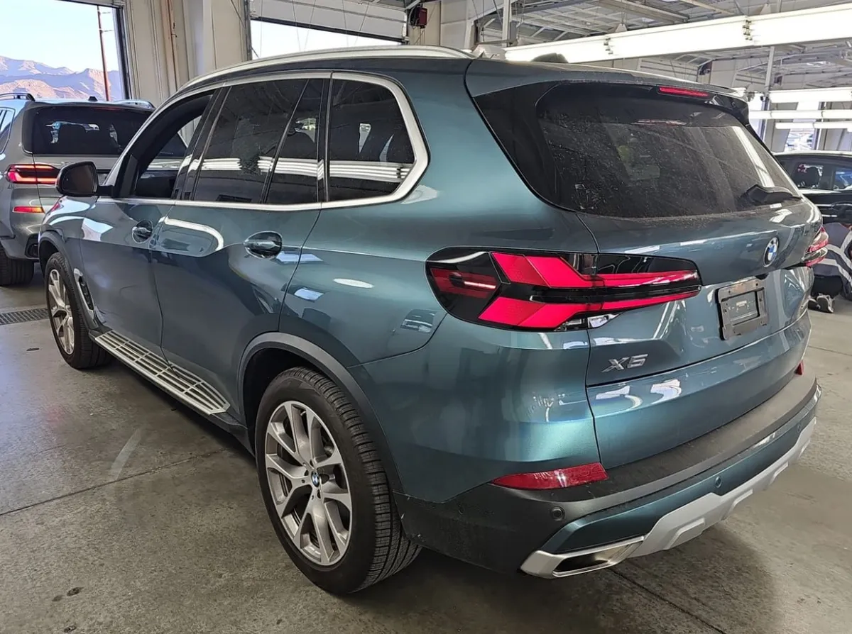 BMW X5 НЕВЕРОЯТНЫЙ ИЗУМРУДНО-СИНЕ-ЗЕЛЕНЫЙ КУЗОВ В СОЧЕТАНИИ СО СВЕТЛЫМ ХРОМОМ И ЗАВОДСКИМИ ПОДНОЖКАМИ 2024