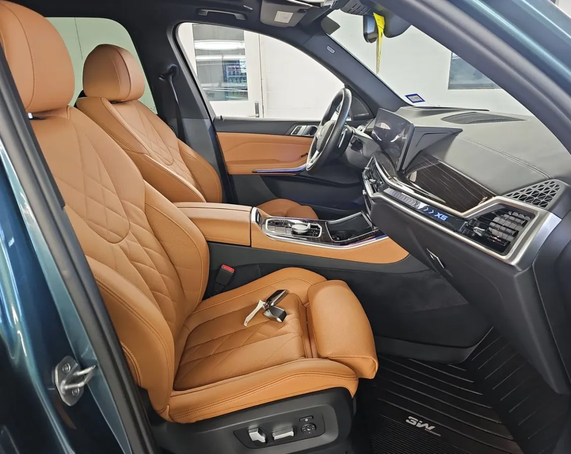 BMW X5 НЕВЕРОЯТНЫЙ ИЗУМРУДНО-СИНЕ-ЗЕЛЕНЫЙ КУЗОВ В СОЧЕТАНИИ СО СВЕТЛЫМ ХРОМОМ И ЗАВОДСКИМИ ПОДНОЖКАМИ 2024