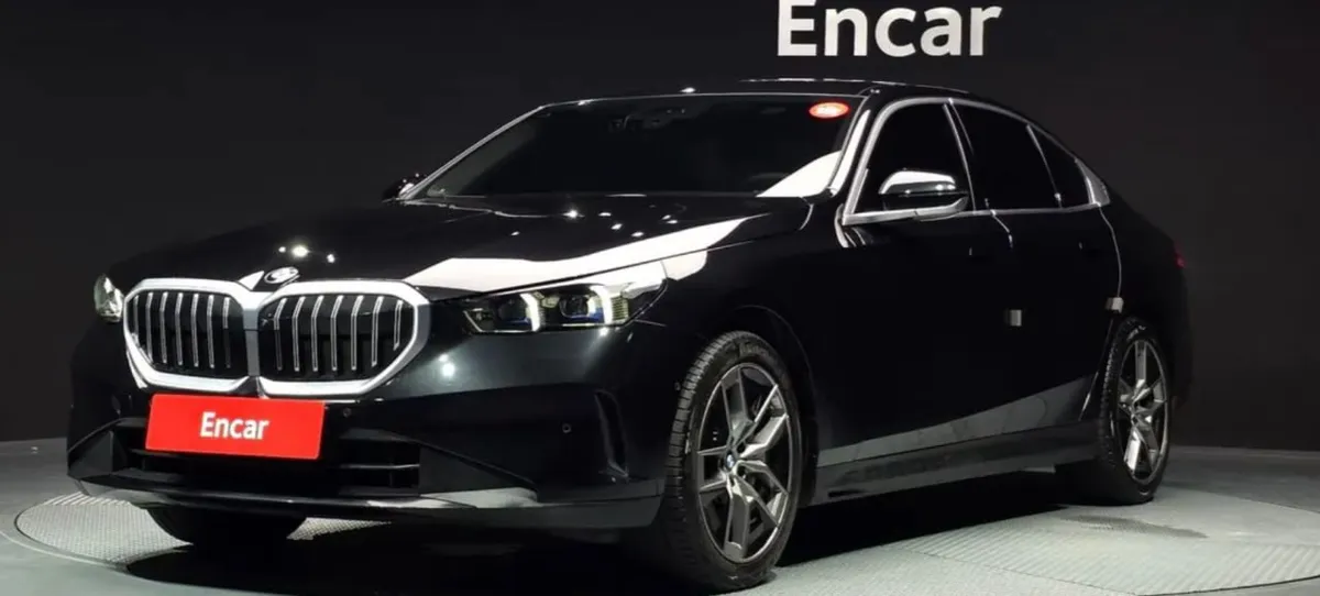 BMW 5 SERIES ЭФФЕКТНЫЙ КОЖАНЫЙ САЛОН ЦВЕТА ТЕРРАКОТА 2023