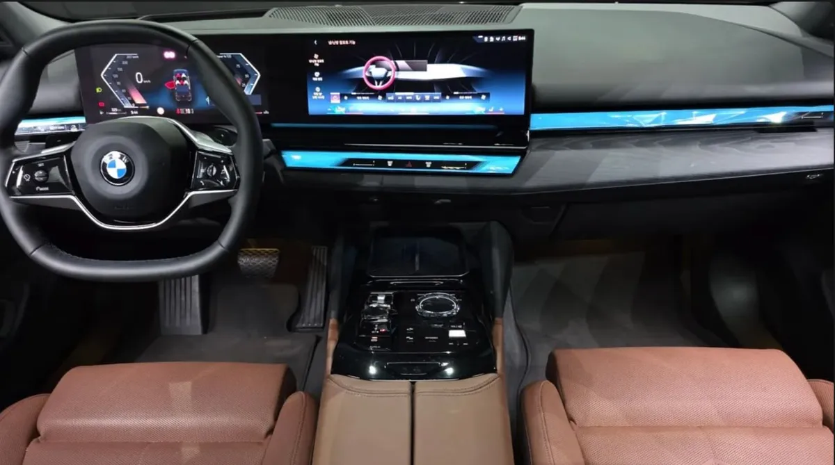 BMW 5 SERIES ЭФФЕКТНЫЙ КОЖАНЫЙ САЛОН ЦВЕТА ТЕРРАКОТА 2023