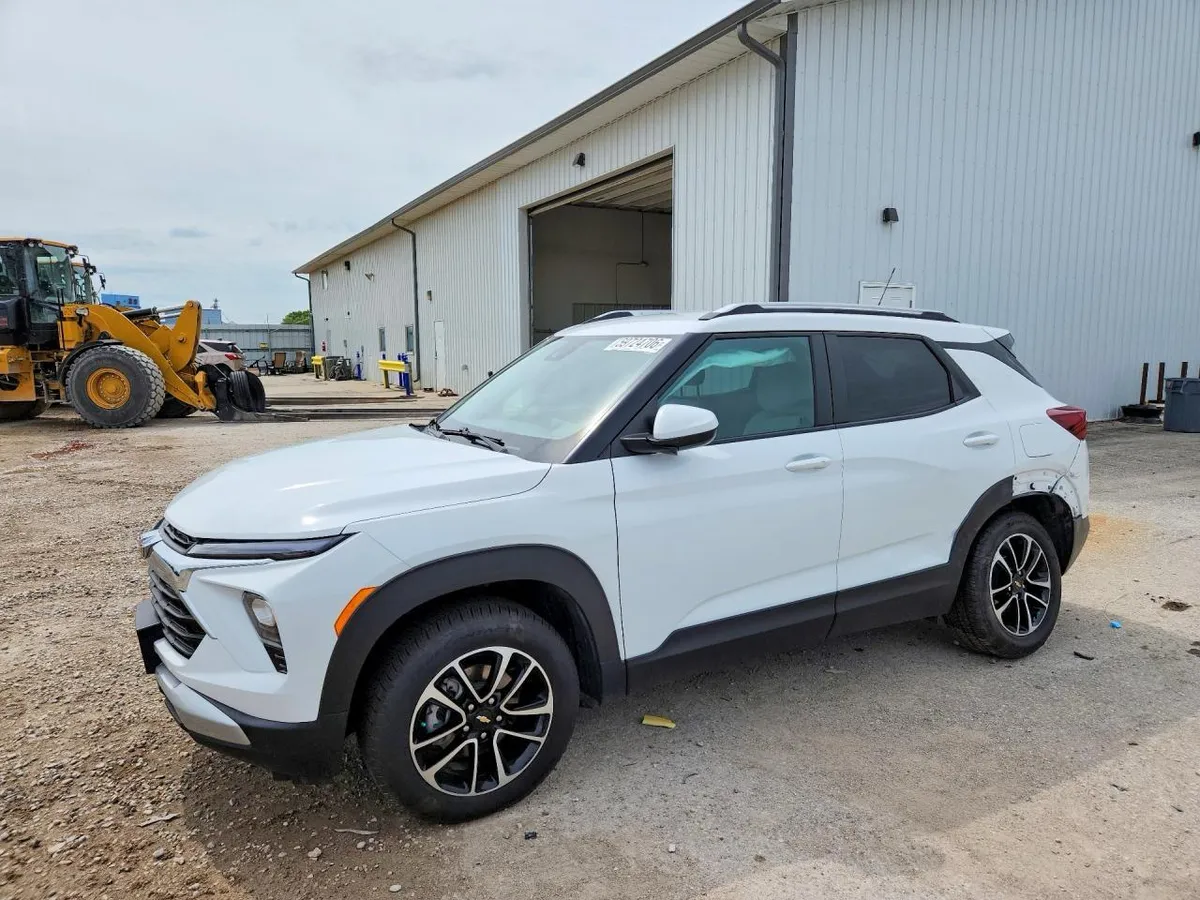 CHEVROLET TRAILBLAZER БЕЛЫЙ ПЕРЛАМУТР ВЕРСИЯ LT С СОВРЕМЕННЫМ ИНТЕРЬЕРОМ БОЛЬШИМИ ЭКРАНАМИ И ПОЛНЫМ ЭЛЕКТРОПАКЕТОМ 2024
