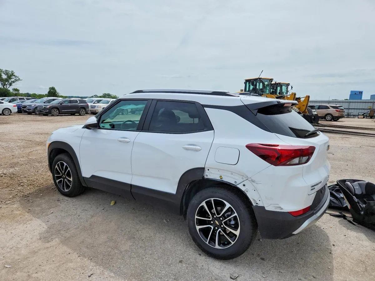 CHEVROLET TRAILBLAZER БЕЛЫЙ ПЕРЛАМУТР ВЕРСИЯ LT С СОВРЕМЕННЫМ ИНТЕРЬЕРОМ БОЛЬШИМИ ЭКРАНАМИ И ПОЛНЫМ ЭЛЕКТРОПАКЕТОМ 2024