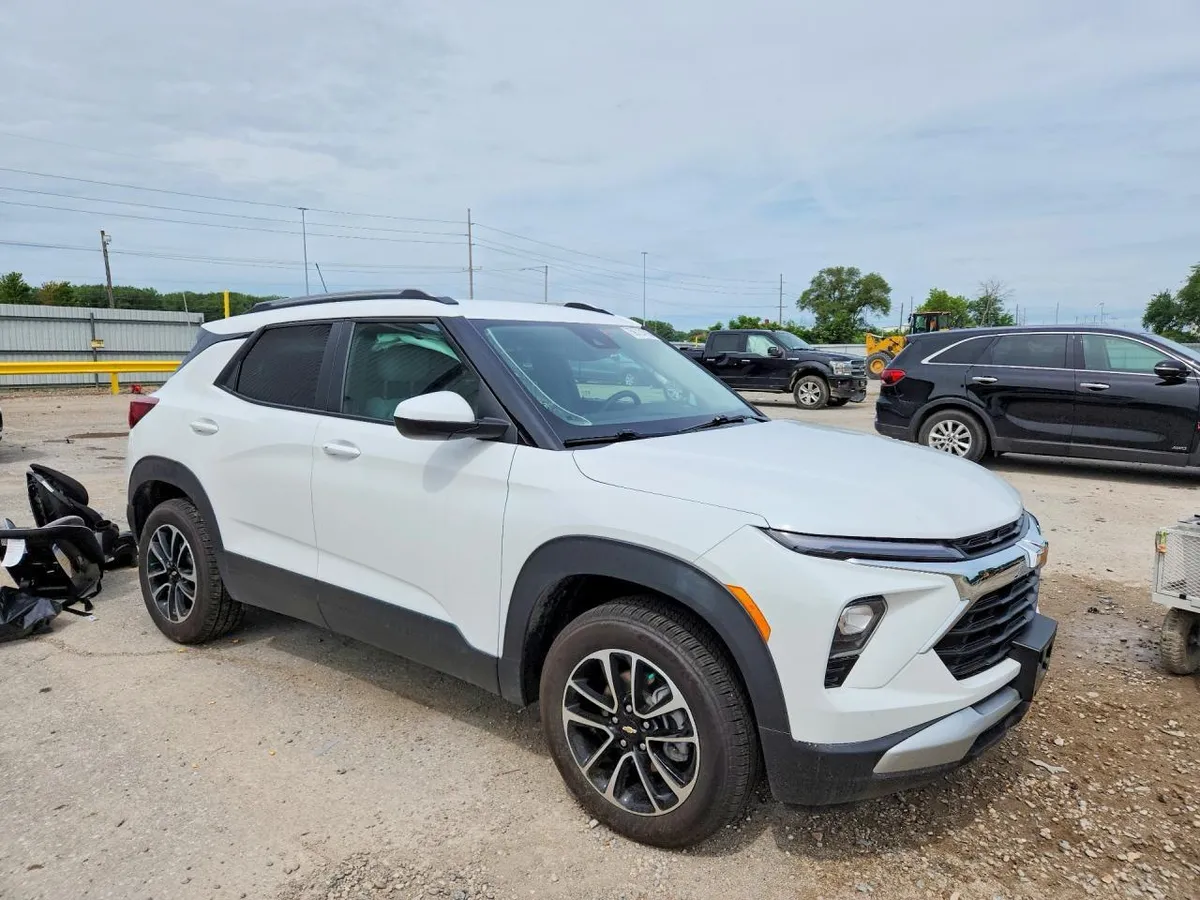 CHEVROLET TRAILBLAZER БЕЛЫЙ ПЕРЛАМУТР ВЕРСИЯ LT С СОВРЕМЕННЫМ ИНТЕРЬЕРОМ БОЛЬШИМИ ЭКРАНАМИ И ПОЛНЫМ ЭЛЕКТРОПАКЕТОМ 2024
