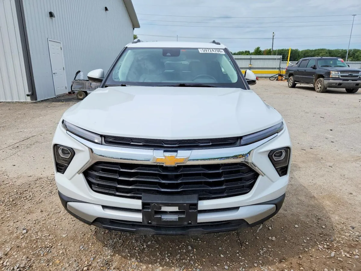 CHEVROLET TRAILBLAZER БЕЛЫЙ ПЕРЛАМУТР ВЕРСИЯ LT С СОВРЕМЕННЫМ ИНТЕРЬЕРОМ БОЛЬШИМИ ЭКРАНАМИ И ПОЛНЫМ ЭЛЕКТРОПАКЕТОМ 2024