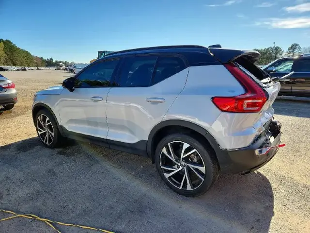 VOLVO XC40 R-DESIGN 2022