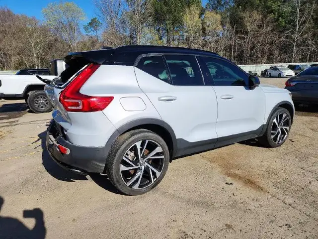 VOLVO XC40 R-DESIGN 2022