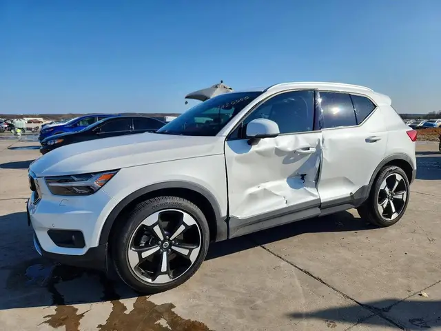 VOLVO XC40 2022