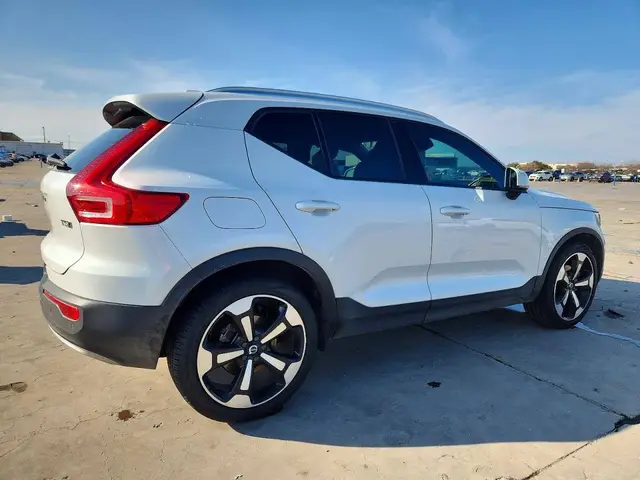 VOLVO XC40 2022