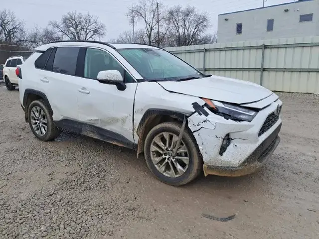 TOYOTA RAV4 XLE PREMIUM 2024
