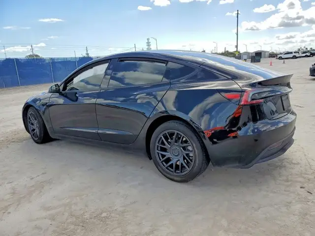 TESLA MODEL 3 2024