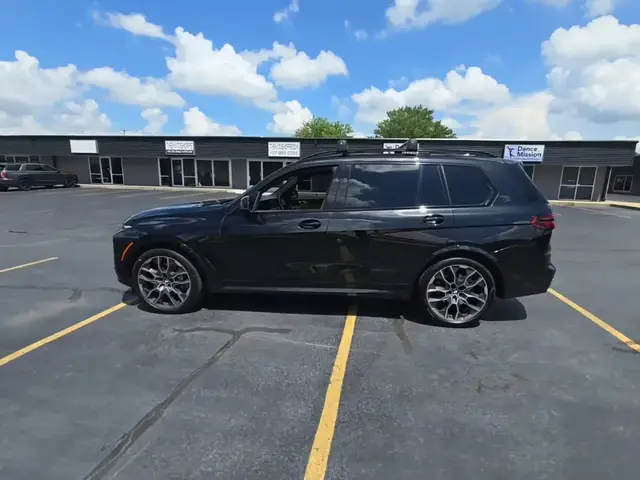 BMW X7 SPORTS ACTIVITY VEHICLE 2023