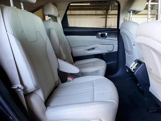 KIA SORENTO КАПИТАНСКИЕ КРЕСЛА (КОМФОРТ БИЗНЕС-КЛАССА) ПАНОРАМНАЯ КРЫША ПРЕМИАЛЬНЫЙ ЗВУК BOSE (12 ДИНАМИКОВ) И О 2023
