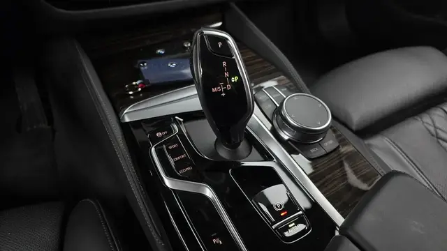 BMW 5 SERIES LUXURY LINE (ПРЕМИАЛЬНЫЕ МАТЕРИАЛЫ МАКСИМУМ ОПЦИЙ) 2022
