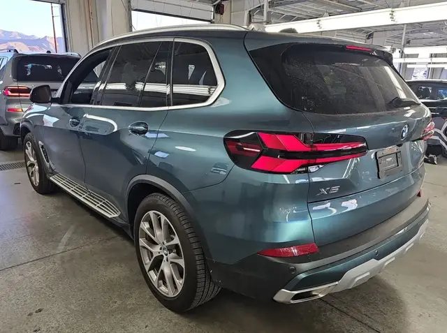 BMW X5 НЕВЕРОЯТНЫЙ ИЗУМРУДНО-СИНЕ-ЗЕЛЕНЫЙ КУЗОВ В СОЧЕТАНИИ СО СВЕТЛЫМ ХРОМОМ И ЗАВОДСКИМИ ПОДНОЖКАМИ 2024