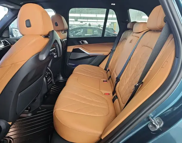 BMW X5 НЕВЕРОЯТНЫЙ ИЗУМРУДНО-СИНЕ-ЗЕЛЕНЫЙ КУЗОВ В СОЧЕТАНИИ СО СВЕТЛЫМ ХРОМОМ И ЗАВОДСКИМИ ПОДНОЖКАМИ 2024