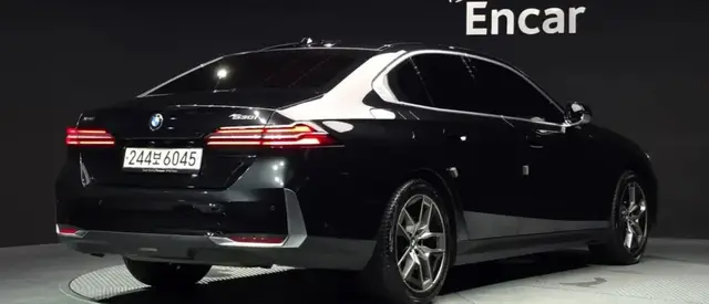 BMW 5 SERIES ЭФФЕКТНЫЙ КОЖАНЫЙ САЛОН ЦВЕТА ТЕРРАКОТА 2023