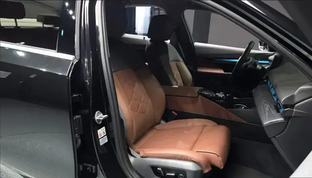 BMW 5 SERIES ЭФФЕКТНЫЙ КОЖАНЫЙ САЛОН ЦВЕТА ТЕРРАКОТА 2023