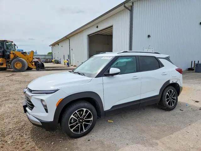 CHEVROLET TRAILBLAZER БЕЛЫЙ ПЕРЛАМУТР ВЕРСИЯ LT С СОВРЕМЕННЫМ ИНТЕРЬЕРОМ БОЛЬШИМИ ЭКРАНАМИ И ПОЛНЫМ ЭЛЕКТРОПАКЕТОМ 2024