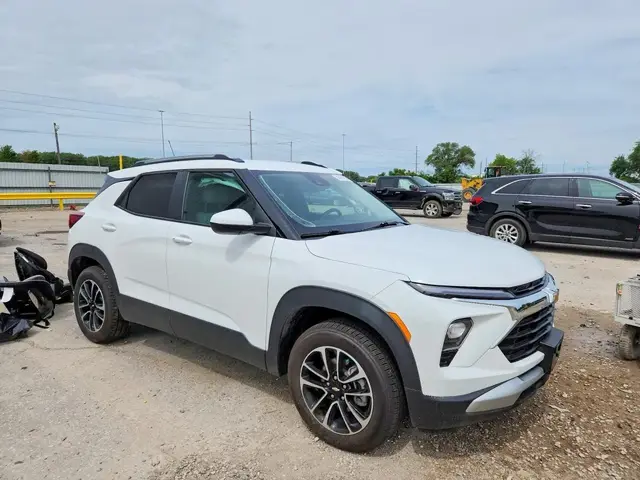 CHEVROLET TRAILBLAZER БЕЛЫЙ ПЕРЛАМУТР ВЕРСИЯ LT С СОВРЕМЕННЫМ ИНТЕРЬЕРОМ БОЛЬШИМИ ЭКРАНАМИ И ПОЛНЫМ ЭЛЕКТРОПАКЕТОМ 2024