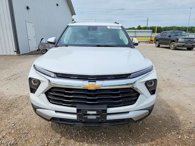 CHEVROLET TRAILBLAZER БЕЛЫЙ ПЕРЛАМУТР ВЕРСИЯ LT С СОВРЕМЕННЫМ ИНТЕРЬЕРОМ БОЛЬШИМИ ЭКРАНАМИ И ПОЛНЫМ ЭЛЕКТРОПАКЕТОМ 2024