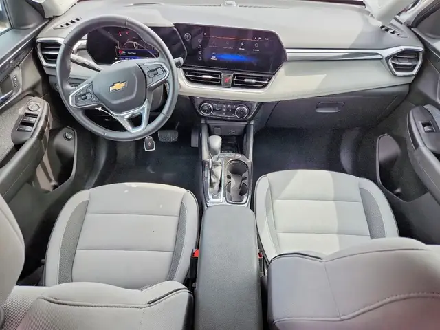CHEVROLET TRAILBLAZER БЕЛЫЙ ПЕРЛАМУТР ВЕРСИЯ LT С СОВРЕМЕННЫМ ИНТЕРЬЕРОМ БОЛЬШИМИ ЭКРАНАМИ И ПОЛНЫМ ЭЛЕКТРОПАКЕТОМ 2024