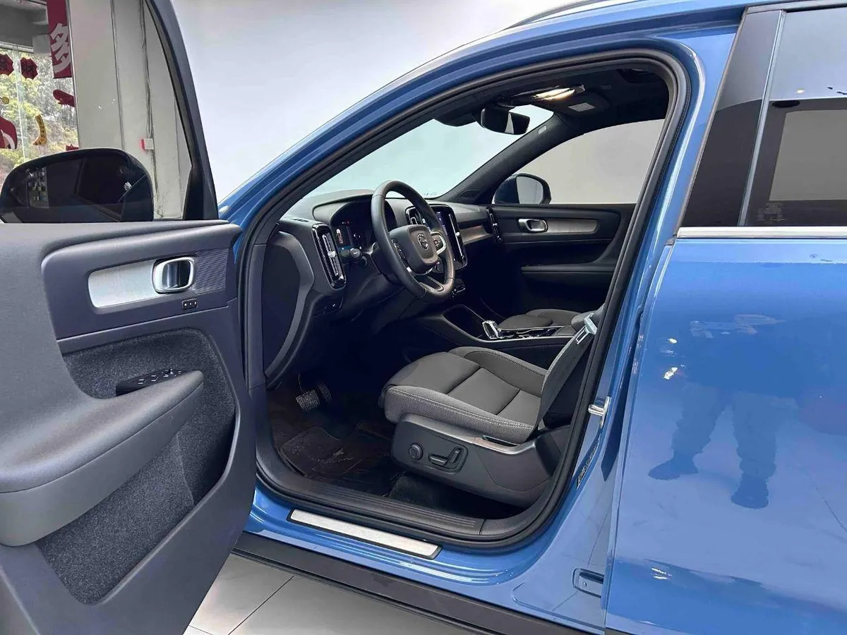 VOLVO XC40 LUXURY 2023
