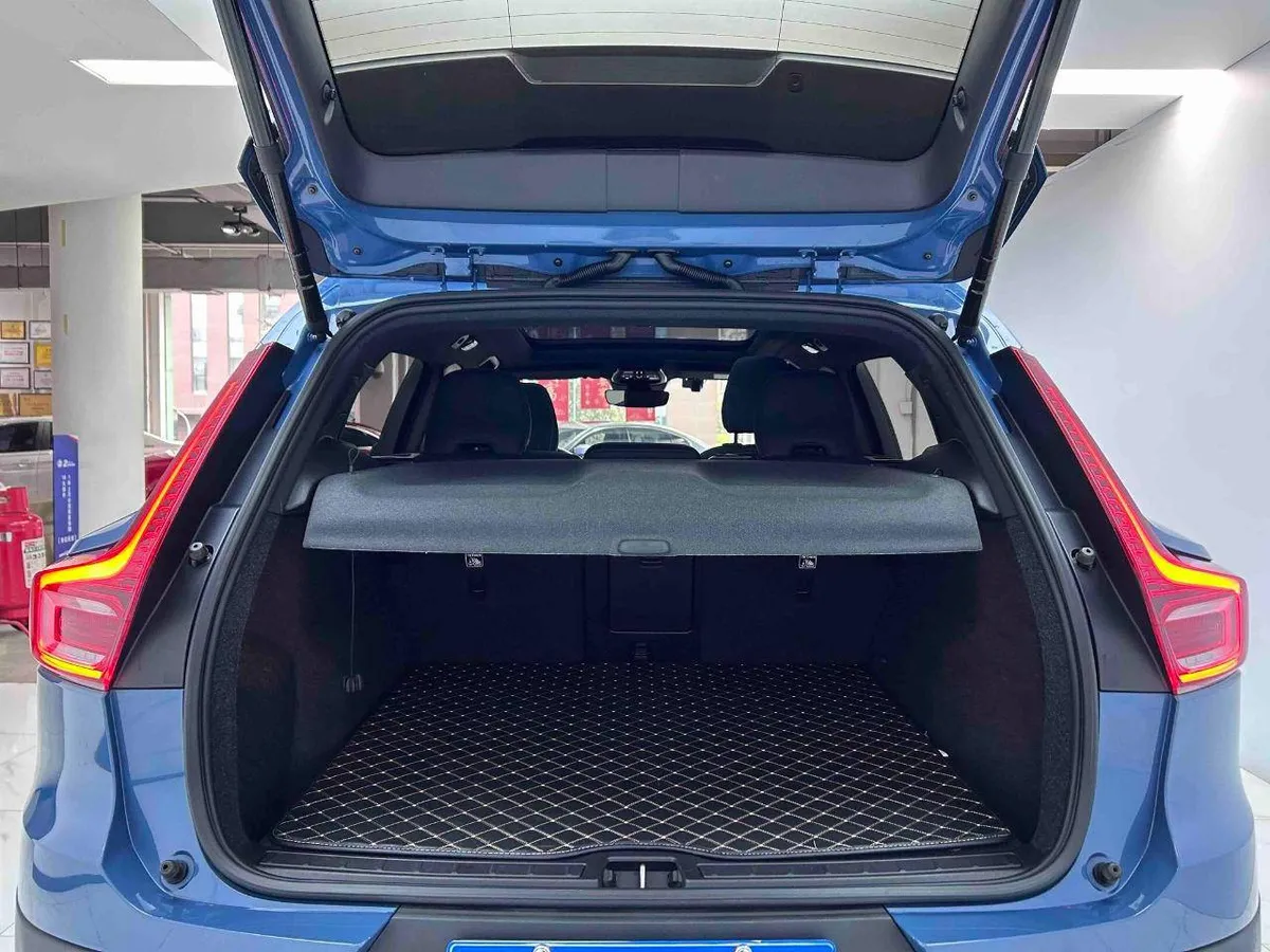 VOLVO XC40 LUXURY 2023