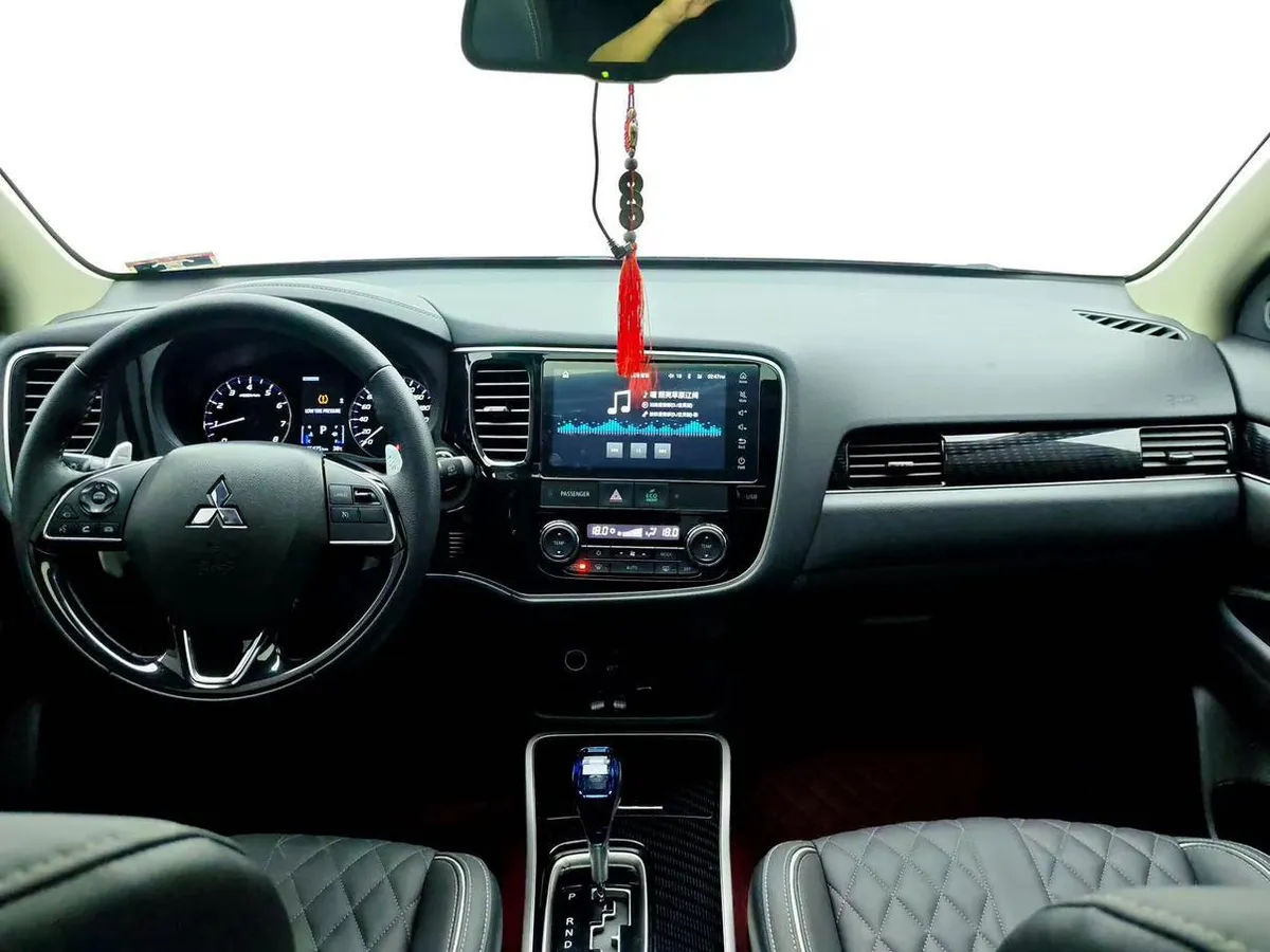 MITSUBISHI OUTLANDER 2023