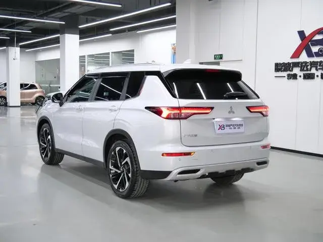 MITSUBISHI OUTLANDER 2023